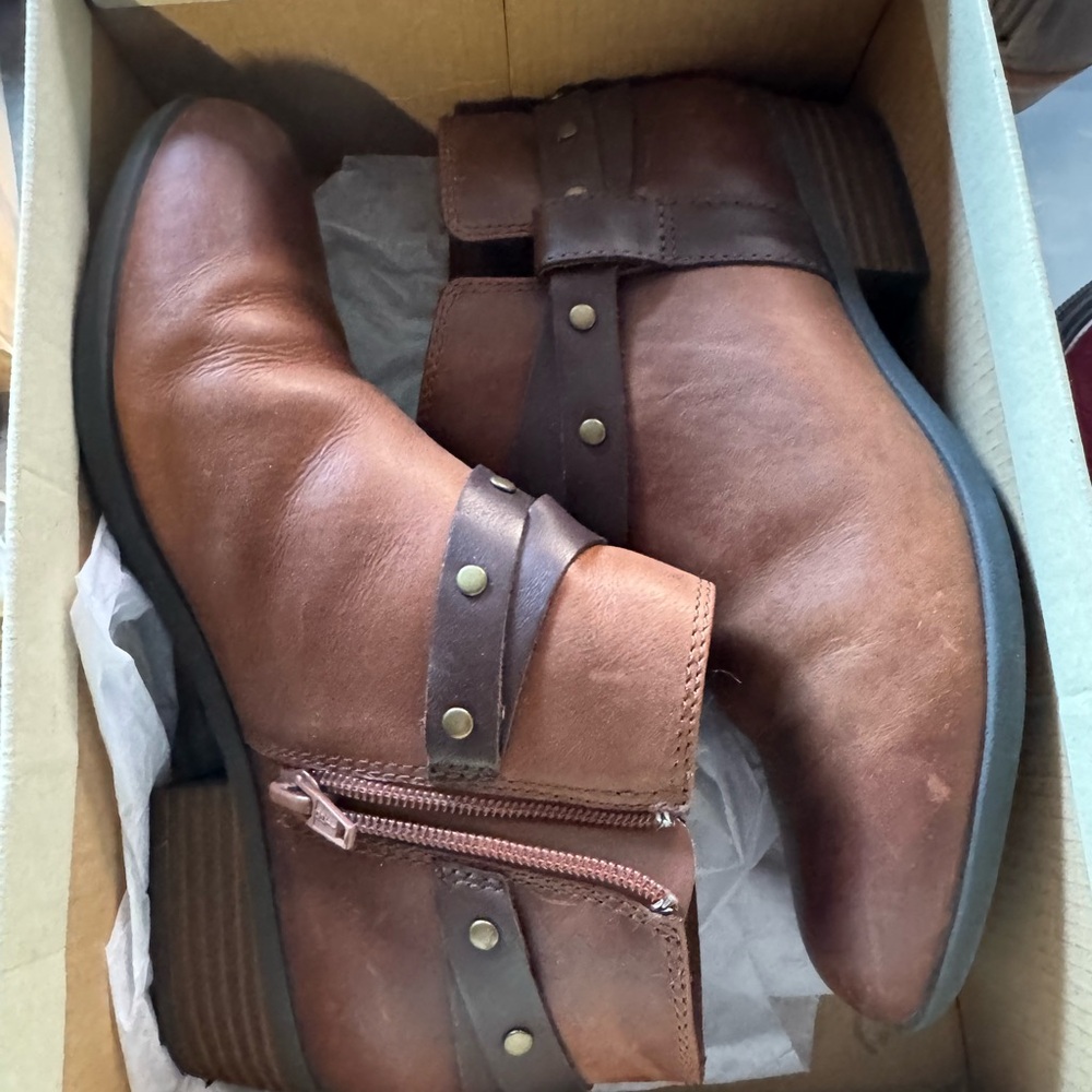 Clark’s boots size and info on box